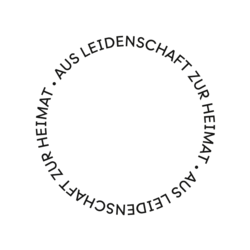 Der Schriftzug 'Aus Leidenschaft zur Heimat' ist in einem runden Layout angeordnet, was eine harmonische und ansprechende Wirkung erzeugt.
